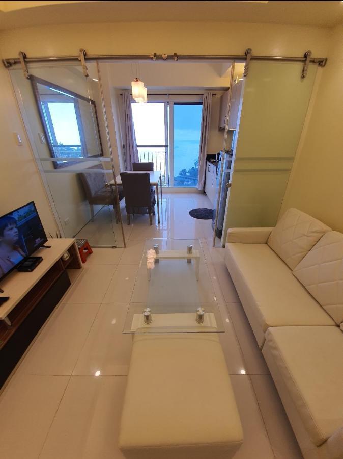 טגאיטאי Breezy Nest Staycation At Wind Residences Tagaytay מראה חיצוני תמונה